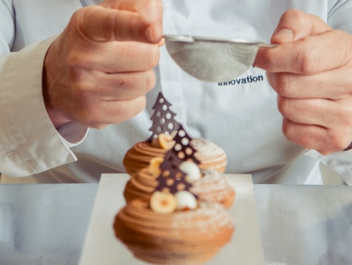 The finishing touch of a dessert